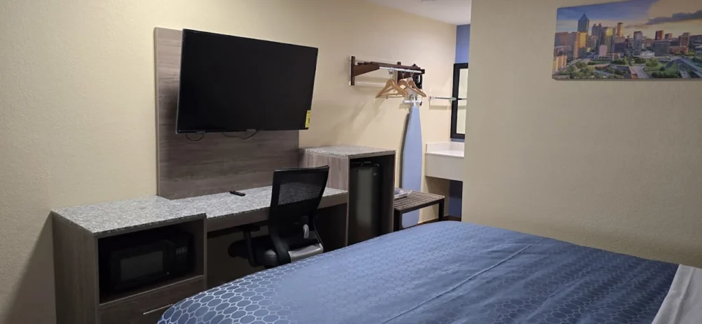 Modern king room at Best Hotel in Atlanta GA