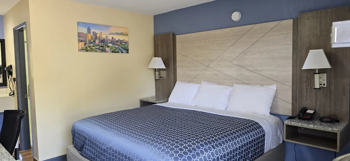 Comfortable king bed room at Best Hotel in Atlanta GA